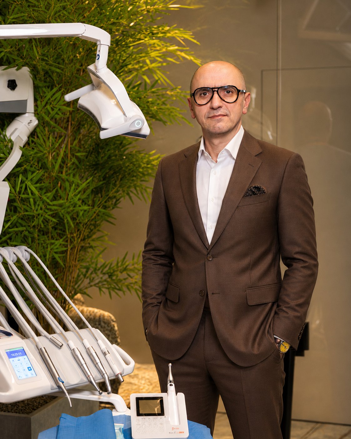 Dr. Cristian Mina — medic specialist implantologie și chirurgie orală, fondator M&M Dental Team